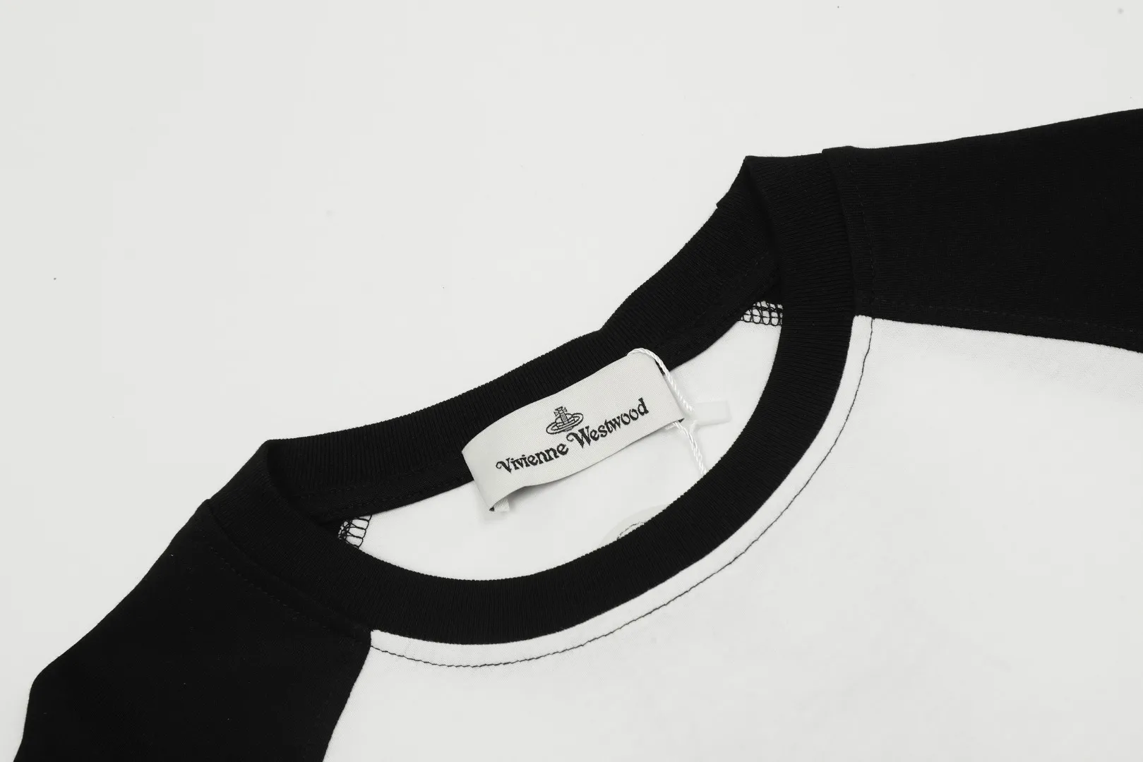 "Classic long sleeves" vivienne west wood Queen Mother Vivian Saturn large graffiti raglan long sleeves. Very practical for wearing inside and outside. Full series of correct accessories. Every detail is fully restored. Straightforward to pull up. Size: S M L Color: white and black